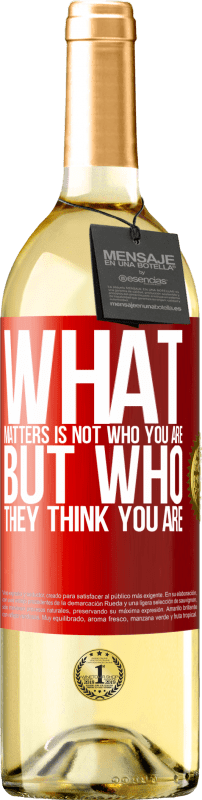 29,95 € Бесплатная доставка | Белое вино Издание WHITE Важно не то, кто вы есть, а то, кем вы себя считаете Красная метка. Настраиваемая этикетка Молодое вино Урожай 2023 Verdejo