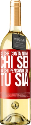 29,95 € Spedizione Gratuita | Vino bianco Edizione WHITE Ciò che conta non è chi sei, ma chi pensano che tu sia Etichetta Rossa. Etichetta personalizzabile Vino giovane Raccogliere 2023 Verdejo