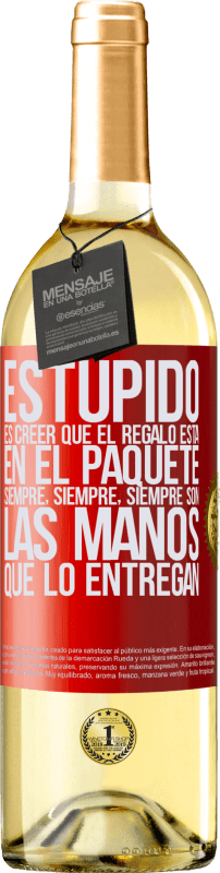 29,95 € Envío gratis | Vino Blanco Edición WHITE Estúpido es creer que el regalo está en el paquete. Siempre, siempre, siempre son las manos que lo entregan Etiqueta Roja. Etiqueta personalizable Vino joven Cosecha 2024 Verdejo