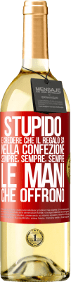 29,95 € Spedizione Gratuita | Vino bianco Edizione WHITE Stupido è credere che il regalo sia nella confezione. Sempre, sempre, sempre le mani che offrono Etichetta Rossa. Etichetta personalizzabile Vino giovane Raccogliere 2023 Verdejo