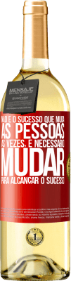 29,95 € Envio grátis | Vinho branco Edição WHITE Não é o sucesso que muda as pessoas. Às vezes, é necessário mudar para alcançar o sucesso Etiqueta Vermelha. Etiqueta personalizável Vinho jovem Colheita 2025 Verdejo