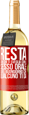 29,95 € Spedizione Gratuita | Vino bianco Edizione WHITE Resta con chi ti sveglia con il sesso orale, quel buongiorno che qualcuno ti dà Etichetta Rossa. Etichetta personalizzabile Vino giovane Raccogliere 2025 Verdejo