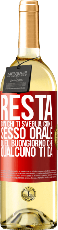 29,95 € Spedizione Gratuita | Vino bianco Edizione WHITE Resta con chi ti sveglia con il sesso orale, quel buongiorno che qualcuno ti dà Etichetta Rossa. Etichetta personalizzabile Vino giovane Raccogliere 2024 Verdejo