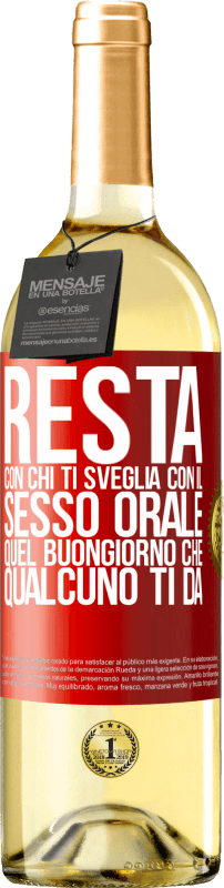 29,95 € Spedizione Gratuita | Vino bianco Edizione WHITE Resta con chi ti sveglia con il sesso orale, quel buongiorno che qualcuno ti dà Etichetta Rossa. Etichetta personalizzabile Vino giovane Raccogliere 2025 Verdejo