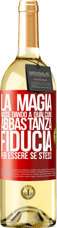 29,95 € Spedizione Gratuita | Vino bianco Edizione WHITE La magia nasce dando a qualcuno abbastanza fiducia per essere se stessi Etichetta Rossa. Etichetta personalizzabile Vino giovane Raccogliere 2024 Verdejo