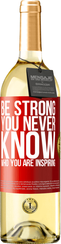 29,95 € 送料無料 | 白ワイン WHITEエディション Be strong. You never know who you are inspiring 赤いタグ. カスタマイズ可能なラベル 若いワイン 収穫 2023 Verdejo