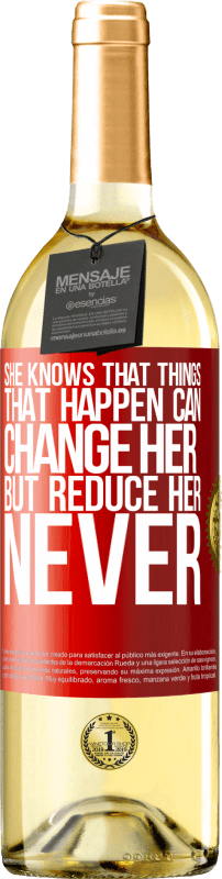 29,95 € Бесплатная доставка | Белое вино Издание WHITE Она знает, что вещи, которые случаются, могут изменить ее, но уменьшить ее, никогда Красная метка. Настраиваемая этикетка Молодое вино Урожай 2023 Verdejo
