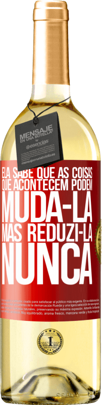 29,95 € Envio grátis | Vinho branco Edição WHITE Ela sabe que as coisas que acontecem podem mudá-la, mas reduzi-la, nunca Etiqueta Vermelha. Etiqueta personalizável Vinho jovem Colheita 2024 Verdejo