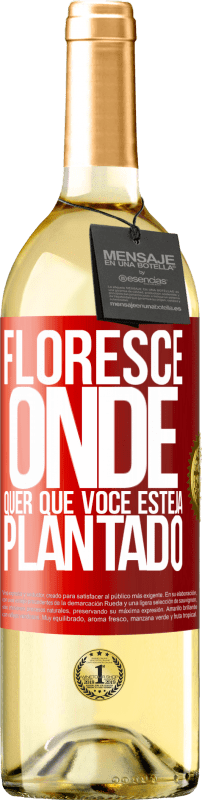 29,95 € Envio grátis | Vinho branco Edição WHITE Floresce onde quer que você esteja plantado Etiqueta Vermelha. Etiqueta personalizável Vinho jovem Colheita 2024 Verdejo