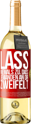 29,95 € Kostenloser Versand | Weißwein WHITE Ausgabe Lass niemals zu, dass jemanden an dir zweifelt Rote Markierung. Anpassbares Etikett Junger Wein Ernte 2024 Verdejo