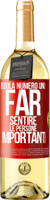 29,95 € Spedizione Gratuita | Vino bianco Edizione WHITE Regola numero uno: far sentire le persone importanti Etichetta Rossa. Etichetta personalizzabile Vino giovane Raccogliere 2024 Verdejo