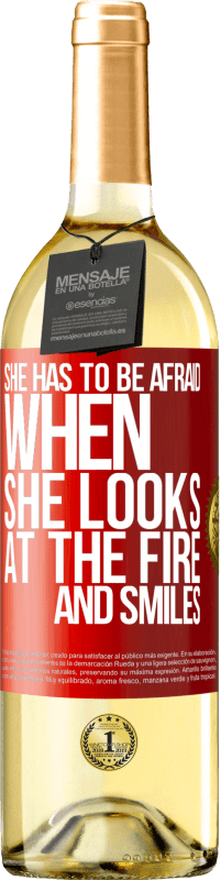 29,95 € 免费送货 | 白葡萄酒 WHITE版 她看着火堆和微笑时必须害怕 红色标签. 可自定义的标签 青年酒 收成 2023 Verdejo