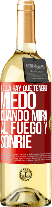 29,95 € Envío gratis | Vino Blanco Edición WHITE A ella hay que tenerle miedo cuando mira al fuego y sonríe Etiqueta Roja. Etiqueta personalizable Vino joven Cosecha 2024 Verdejo