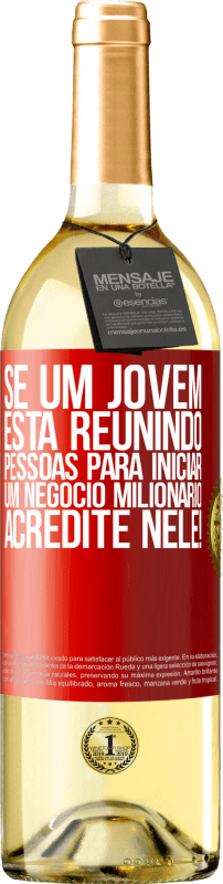 29,95 € Envio grátis | Vinho branco Edição WHITE Se um jovem está reunindo pessoas para iniciar um negócio milionário, acredite nele! Etiqueta Vermelha. Etiqueta personalizável Vinho jovem Colheita 2024 Verdejo