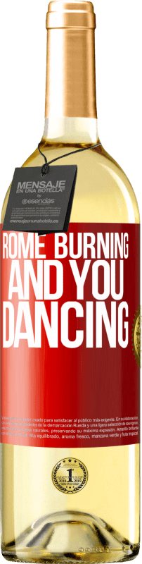 29,95 € 送料無料 | 白ワイン WHITEエディション ローマの燃焼とあなたの踊り 赤いタグ. カスタマイズ可能なラベル 若いワイン 収穫 2023 Verdejo