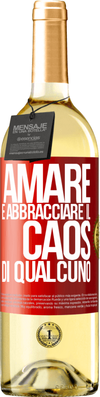 29,95 € Spedizione Gratuita | Vino bianco Edizione WHITE Amare è abbracciare il caos di qualcuno Etichetta Rossa. Etichetta personalizzabile Vino giovane Raccogliere 2024 Verdejo