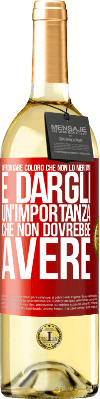 29,95 € Spedizione Gratuita | Vino bianco Edizione WHITE Affrontare coloro che non lo meritano è dargli un'importanza che non dovrebbe avere Etichetta Rossa. Etichetta personalizzabile Vino giovane Raccogliere 2024 Verdejo