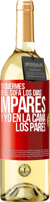 29,95 € Envío gratis | Vino Blanco Edición WHITE Tú duermes en el sofá los días impares y yo en la cama los pares Etiqueta Roja. Etiqueta personalizable Vino joven Cosecha 2025 Verdejo