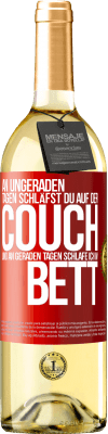 29,95 € Kostenloser Versand | Weißwein WHITE Ausgabe An ungeraden Tagen schläfst du auf der Couch und an geraden Tagen schlafe ich im Bett. Rote Markierung. Anpassbares Etikett Junger Wein Ernte 2025 Verdejo