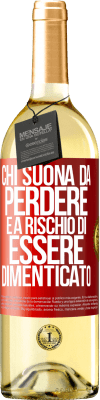 29,95 € Spedizione Gratuita | Vino bianco Edizione WHITE Chi suona da perdere è a rischio di essere dimenticato Etichetta Rossa. Etichetta personalizzabile Vino giovane Raccogliere 2024 Verdejo