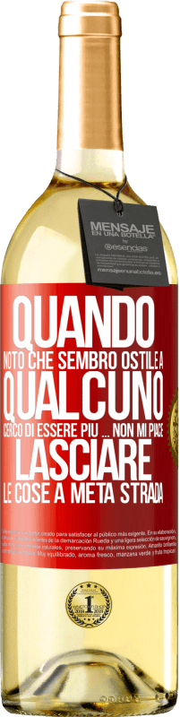 29,95 € Spedizione Gratuita | Vino bianco Edizione WHITE Quando noto che piaccio a qualcuno, cerco di piacergli di peggio ... Non mi piace lasciare le cose a metà strada Etichetta Rossa. Etichetta personalizzabile Vino giovane Raccogliere 2024 Verdejo