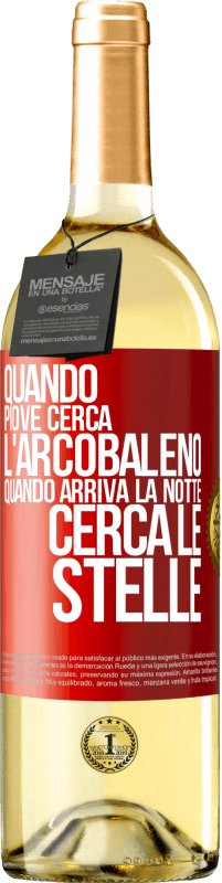 29,95 € Spedizione Gratuita | Vino bianco Edizione WHITE Quando piove, cerca l'arcobaleno, quando arriva la notte, cerca le stelle Etichetta Rossa. Etichetta personalizzabile Vino giovane Raccogliere 2024 Verdejo