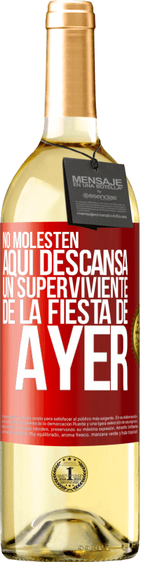 29,95 € Envío gratis | Vino Blanco Edición WHITE No molesten. Aquí descansa un superviviente de la fiesta de ayer Etiqueta Roja. Etiqueta personalizable Vino joven Cosecha 2024 Verdejo