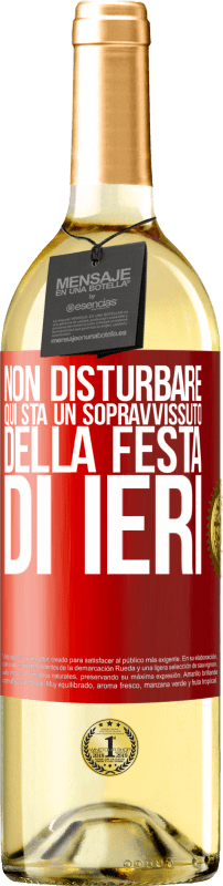 29,95 € Spedizione Gratuita | Vino bianco Edizione WHITE Non disturbare. Qui sta un sopravvissuto della festa di ieri Etichetta Rossa. Etichetta personalizzabile Vino giovane Raccogliere 2024 Verdejo