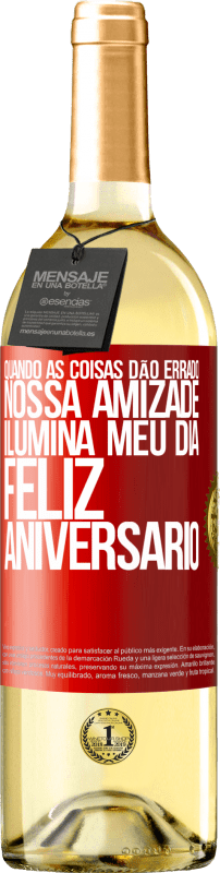 29,95 € Envio grátis | Vinho branco Edição WHITE Quando as coisas dão errado, nossa amizade ilumina meu dia. Feliz aniversário Etiqueta Vermelha. Etiqueta personalizável Vinho jovem Colheita 2024 Verdejo