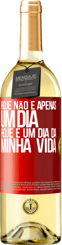 29,95 € Envio grátis | Vinho branco Edição WHITE Hoje não é apenas um dia, hoje é um dia da minha vida Etiqueta Vermelha. Etiqueta personalizável Vinho jovem Colheita 2025 Verdejo