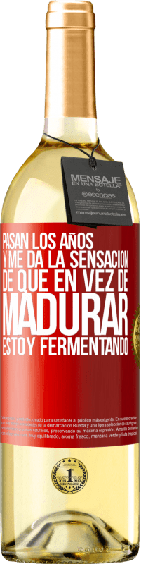 29,95 € Envío gratis | Vino Blanco Edición WHITE Pasan los años y me da la sensación de que en vez de madurar, estoy fermentando Etiqueta Roja. Etiqueta personalizable Vino joven Cosecha 2024 Verdejo