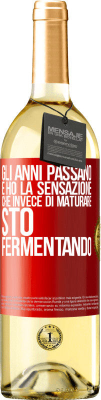 29,95 € Spedizione Gratuita | Vino bianco Edizione WHITE Gli anni passano e ho la sensazione che invece di maturare, sto fermentando Etichetta Rossa. Etichetta personalizzabile Vino giovane Raccogliere 2024 Verdejo