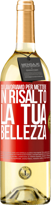 29,95 € Spedizione Gratuita | Vino bianco Edizione WHITE Qui lavoriamo per mettere in risalto la tua bellezza Etichetta Rossa. Etichetta personalizzabile Vino giovane Raccogliere 2023 Verdejo