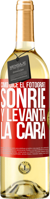 29,95 € Envío gratis | Vino Blanco Edición WHITE Como dice el fotógrafo, sonríe y levanta la cara Etiqueta Roja. Etiqueta personalizable Vino joven Cosecha 2023 Verdejo