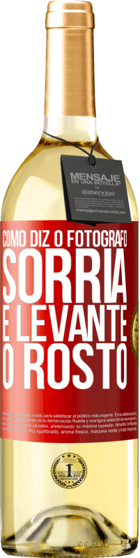 29,95 € Envio grátis | Vinho branco Edição WHITE Como diz o fotógrafo, sorria e levante o rosto Etiqueta Vermelha. Etiqueta personalizável Vinho jovem Colheita 2023 Verdejo