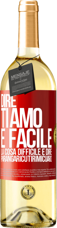 29,95 € Spedizione Gratuita | Vino bianco Edizione WHITE Dire ti amo è facile. La cosa difficile è dire Parangaricutirimicuaro Etichetta Rossa. Etichetta personalizzabile Vino giovane Raccogliere 2024 Verdejo