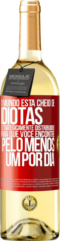 29,95 € Envio grátis | Vinho branco Edição WHITE O mundo está cheio de idiotas estrategicamente distribuídos para que você encontre pelo menos um por dia Etiqueta Vermelha. Etiqueta personalizável Vinho jovem Colheita 2023 Verdejo