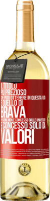29,95 € Spedizione Gratuita | Vino bianco Edizione WHITE Il titolo più prezioso che puoi ottenere in questa vita è quello di brava persona, non è concesso dalle università, è Etichetta Rossa. Etichetta personalizzabile Vino giovane Raccogliere 2025 Verdejo