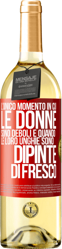 29,95 € Spedizione Gratuita | Vino bianco Edizione WHITE L'unico momento in cui le donne sono deboli è quando le loro unghie sono dipinte di fresco Etichetta Rossa. Etichetta personalizzabile Vino giovane Raccogliere 2023 Verdejo