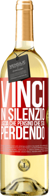 29,95 € Spedizione Gratuita | Vino bianco Edizione WHITE Vinci in silenzio. Lascia che pensino che stai perdendo Etichetta Rossa. Etichetta personalizzabile Vino giovane Raccogliere 2023 Verdejo