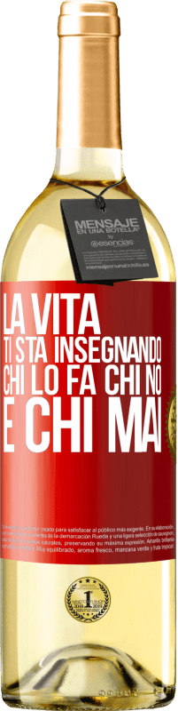 29,95 € Spedizione Gratuita | Vino bianco Edizione WHITE La vita ti sta insegnando chi lo fa, chi no e chi mai Etichetta Rossa. Etichetta personalizzabile Vino giovane Raccogliere 2023 Verdejo