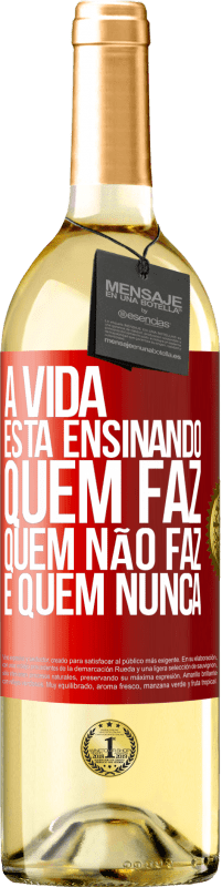 29,95 € Envio grátis | Vinho branco Edição WHITE A vida está ensinando quem faz, quem não faz e quem nunca Etiqueta Vermelha. Etiqueta personalizável Vinho jovem Colheita 2023 Verdejo