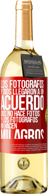 29,95 € Envío gratis | Vino Blanco Edición WHITE Los fotógrafos y Dios llegaron a un acuerdo. Dios no hace fotos y los fotógrafos no hacen milagros Etiqueta Roja. Etiqueta personalizable Vino joven Cosecha 2023 Verdejo