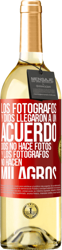 29,95 € Envío gratis | Vino Blanco Edición WHITE Los fotógrafos y Dios llegaron a un acuerdo. Dios no hace fotos y los fotógrafos no hacen milagros Etiqueta Roja. Etiqueta personalizable Vino joven Cosecha 2024 Verdejo