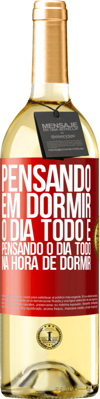 29,95 € Envio grátis | Vinho branco Edição WHITE Pensando em dormir o dia todo e pensando o dia todo na hora de dormir Etiqueta Vermelha. Etiqueta personalizável Vinho jovem Colheita 2023 Verdejo