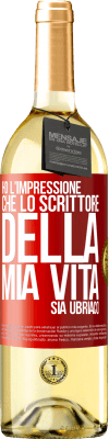 29,95 € Spedizione Gratuita | Vino bianco Edizione WHITE Ho l'impressione che lo scrittore della mia vita sia ubriaco Etichetta Rossa. Etichetta personalizzabile Vino giovane Raccogliere 2024 Verdejo