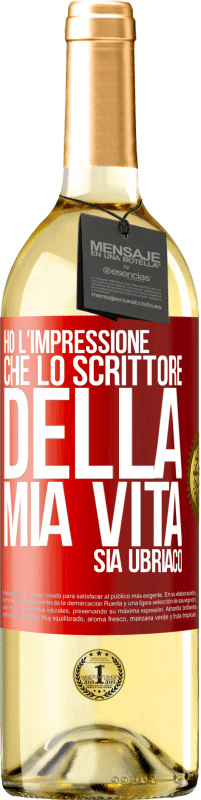 29,95 € Spedizione Gratuita | Vino bianco Edizione WHITE Ho l'impressione che lo scrittore della mia vita sia ubriaco Etichetta Rossa. Etichetta personalizzabile Vino giovane Raccogliere 2024 Verdejo