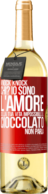 29,95 € Spedizione Gratuita | Vino bianco Edizione WHITE Knock Knock. Chi? Io sono l'amore della tua vita Impossibile, il cioccolato non parla Etichetta Rossa. Etichetta personalizzabile Vino giovane Raccogliere 2024 Verdejo