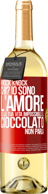 29,95 € Spedizione Gratuita | Vino bianco Edizione WHITE Knock Knock. Chi? Io sono l'amore della tua vita Impossibile, il cioccolato non parla Etichetta Rossa. Etichetta personalizzabile Vino giovane Raccogliere 2025 Verdejo