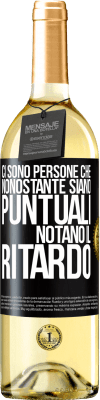29,95 € Spedizione Gratuita | Vino bianco Edizione WHITE Ci sono persone che, nonostante siano puntuali, notano il ritardo Etichetta Nera. Etichetta personalizzabile Vino giovane Raccogliere 2025 Verdejo